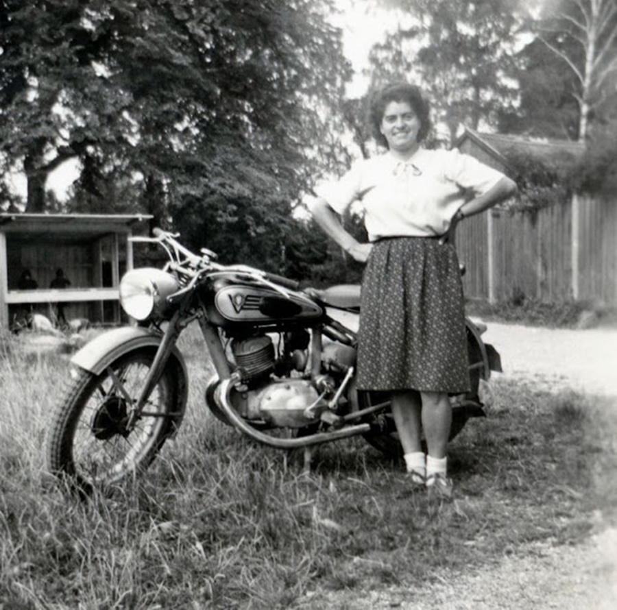 Gli anni ruggenti del motociclismo di Frosinone - donna in foto in campagna
