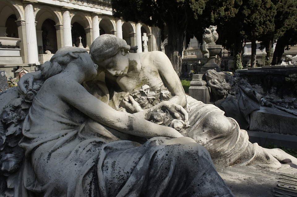 Nuovi loculi presso il cimitero civico - Cimitero Monumentale con statue piangenti