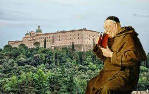 Birrificio Abbaziale Montecassino - Frate Con Birra e abbazia