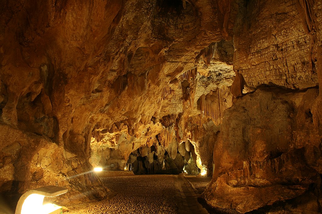 Pastena - dettaglio delle grotte