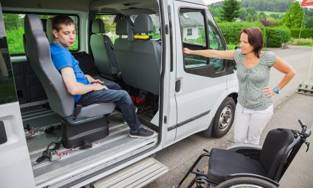 Trasporto per ragazzi diversamente abili-Sculabus Disabile om foto