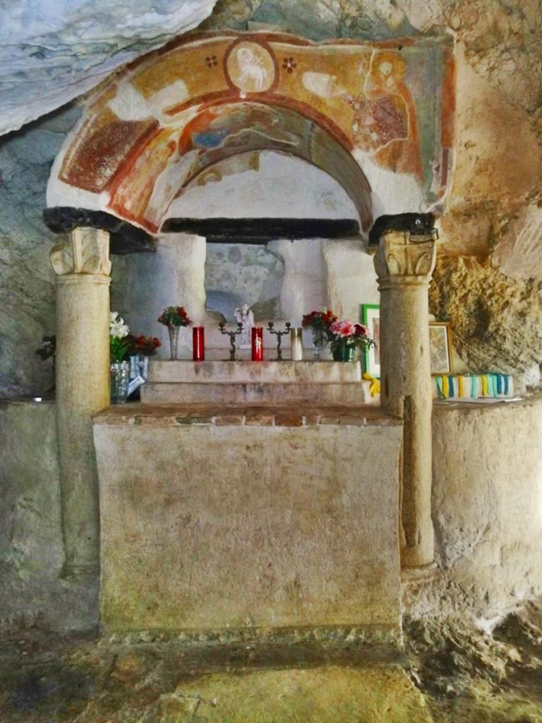 La Grotta di San Michele- Altare in foto