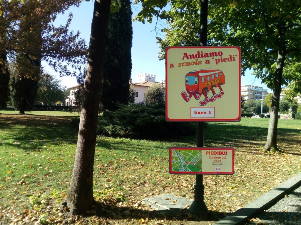 Piedibus con i nonni a Frosinone - la villa e i cartelli