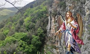 La Grotta di San Michele- Monte in primo piano
