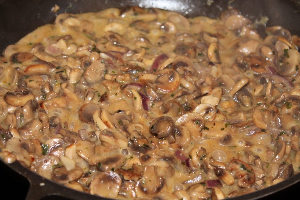 Cucinare i funghi -Padella con champignon