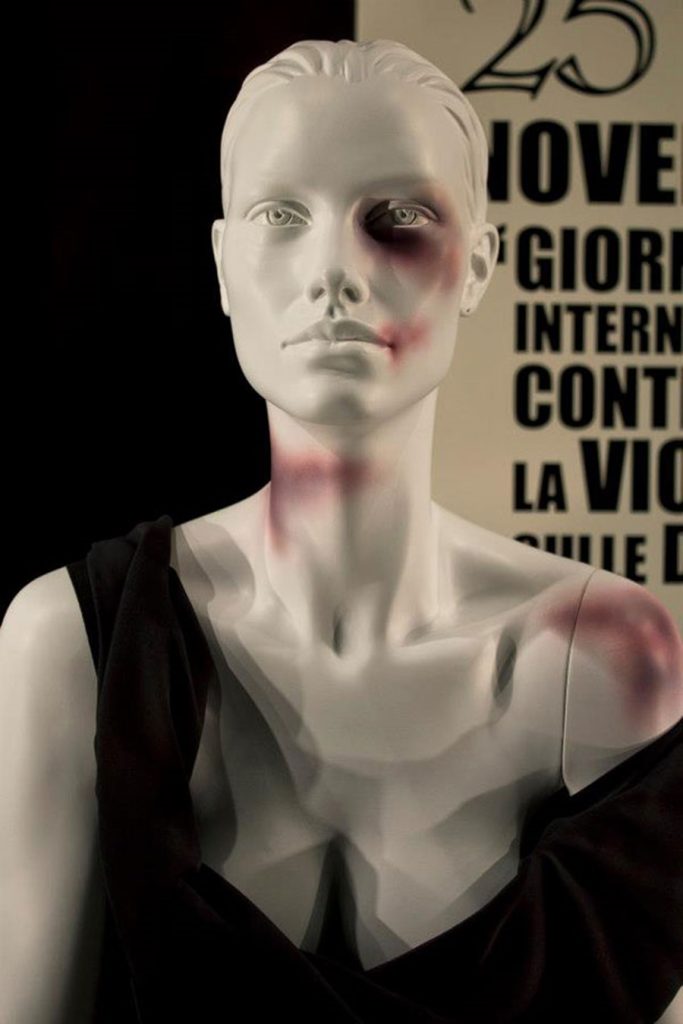 Vetrine contro la violenza sulle donne- Vivienne Westwood e una sua creazione