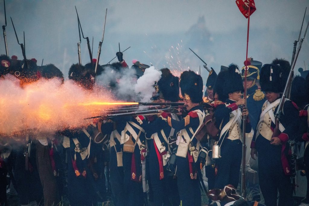 Ruberie dei soldati di Napoleone - Esercito Francese che spara