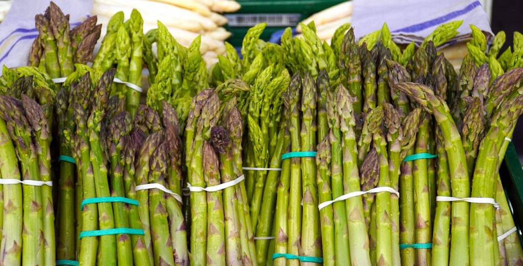 cucinare gli asparagi - Mazzetti Di Asparagi in foto