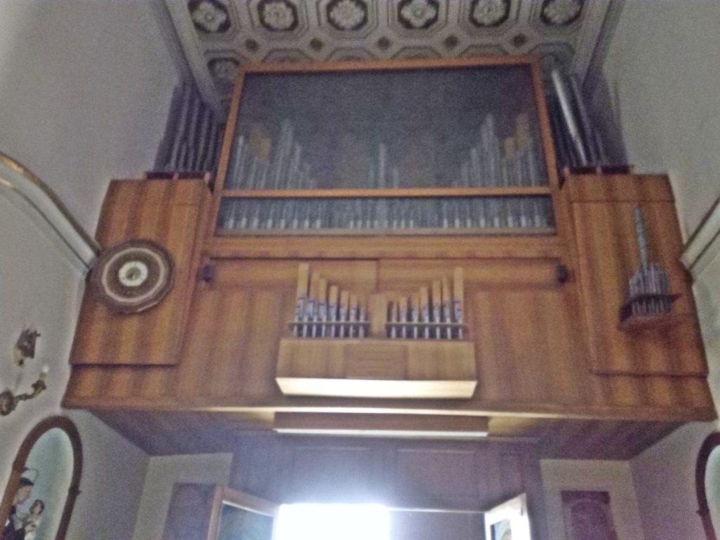 Santa Elisabetta nel Rione Giardino - sopra l'entrata l'organo