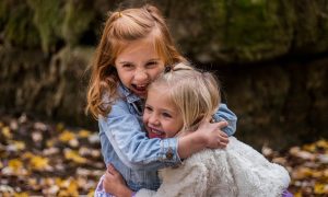 Free online workshop on outdoor education - Little girls hugging each other