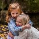 आउटडोर शिक्षा पर निःशुल्क ऑनलाइन कार्यशाला - एक-दूसरे को गले लगाती छोटी लड़कियाँ