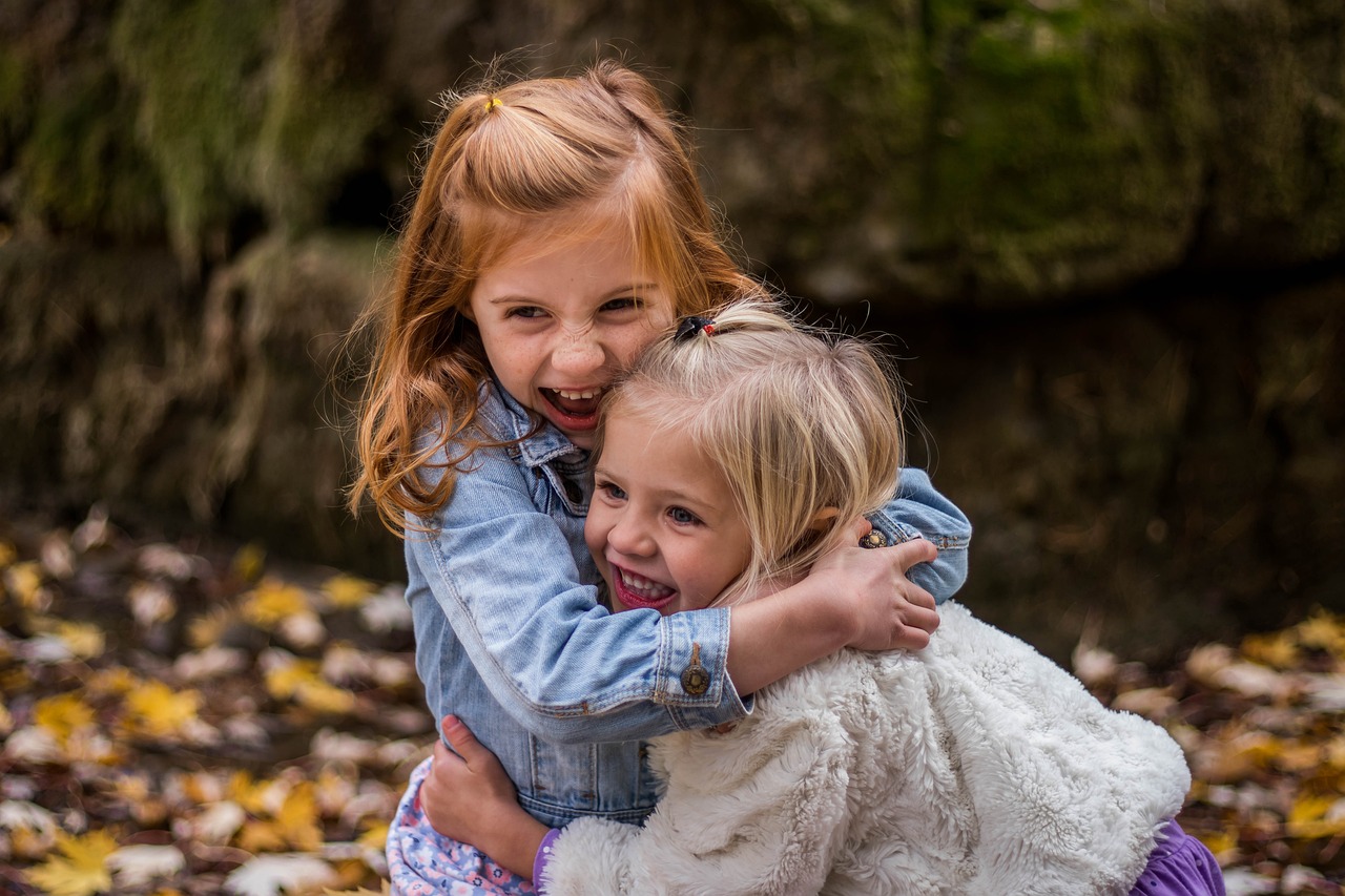 Бесплатный онлайн-семинар по образованию на свежем воздухе - Маленькие девочки обнимают друг друга