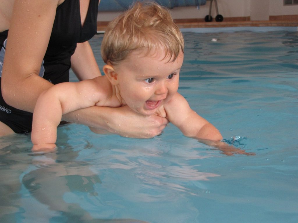 Lo stadio del nuoto chiude - Baby in piscina