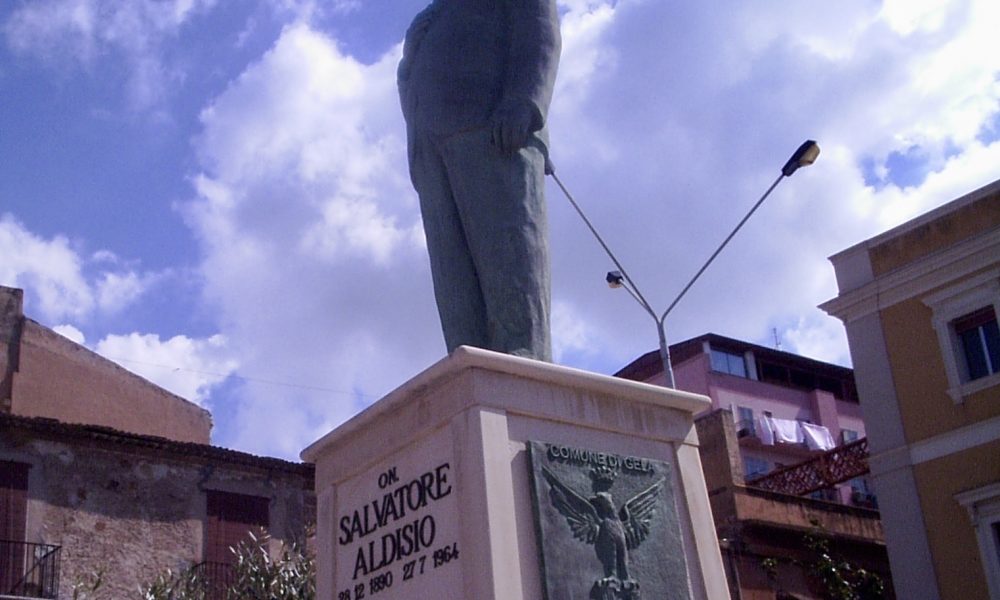statua Aldisio di fronte palazzo di città