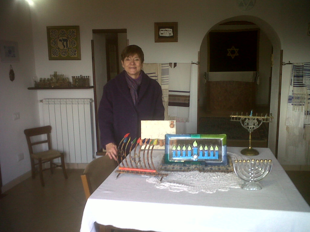 rabbina - Barbara Irit Aiello all'interno della Sinagoga