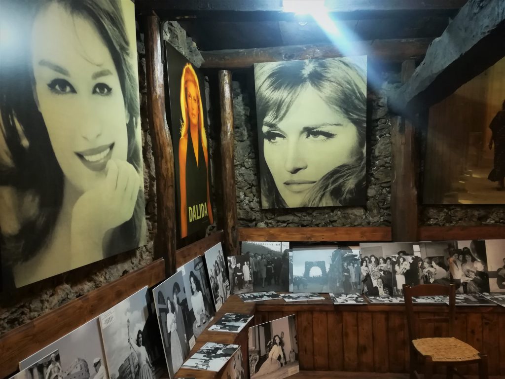 parete allestita ritratti di Dalida