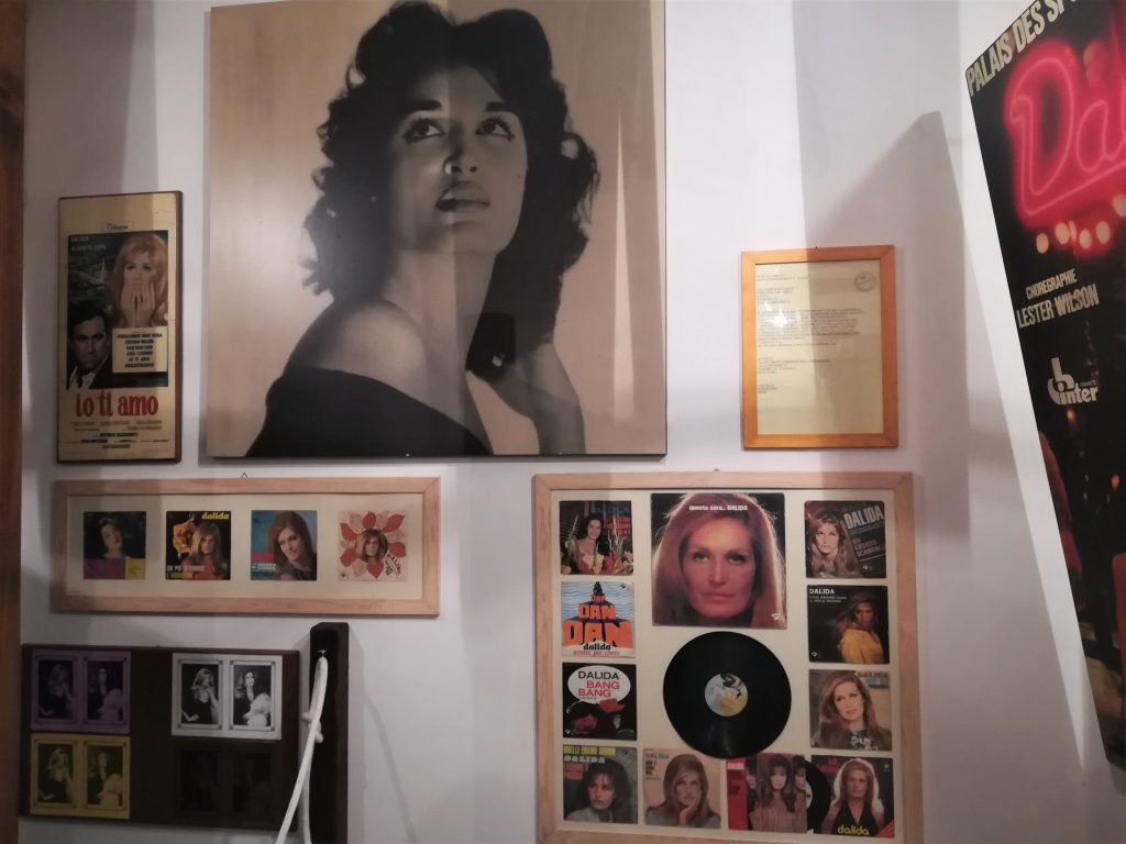 parete allestita con foto di Dalida