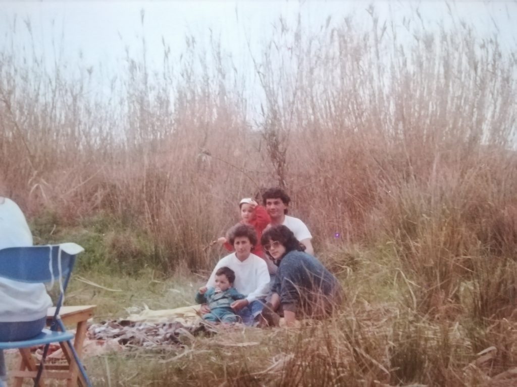 foto di una famiglia degli anni ottanta che festeggiano la pasquetta