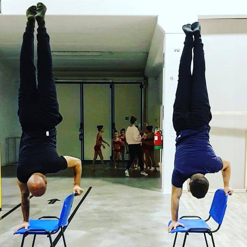 Calisthenics Due Atleti durante un esercizio in palestra