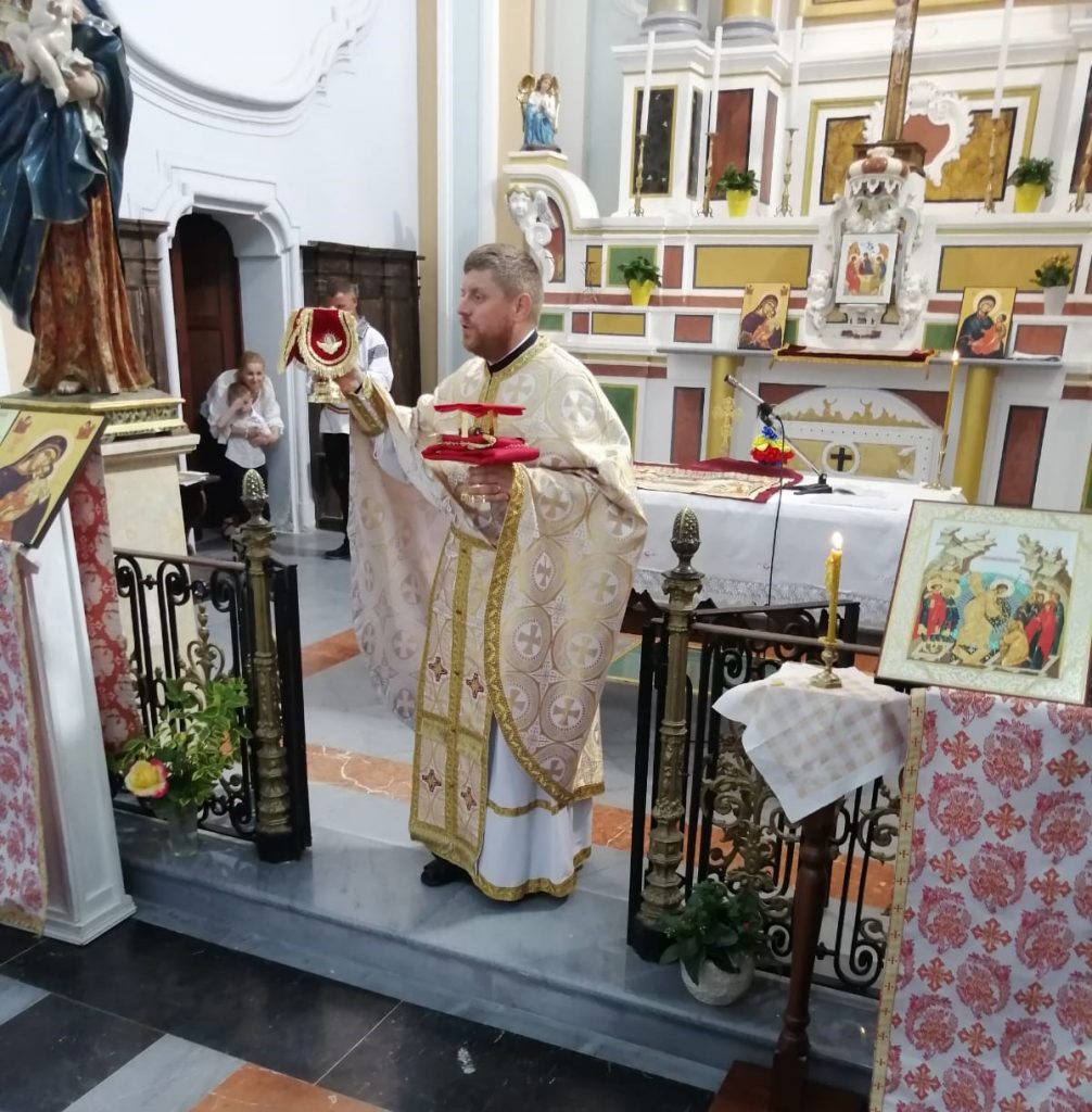 giornata di dialogo Padre Costantin ghimisi celebra la liturgia