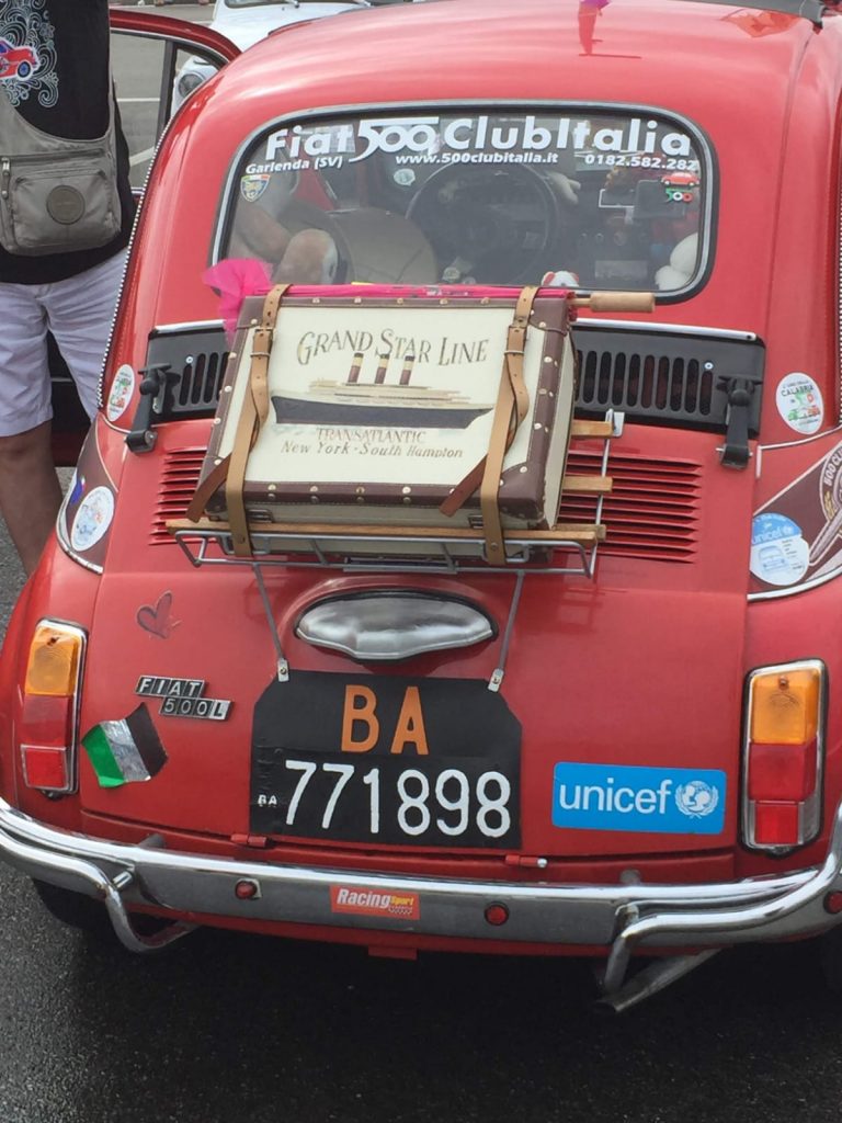 una 500 rossa con il cartello del club italia