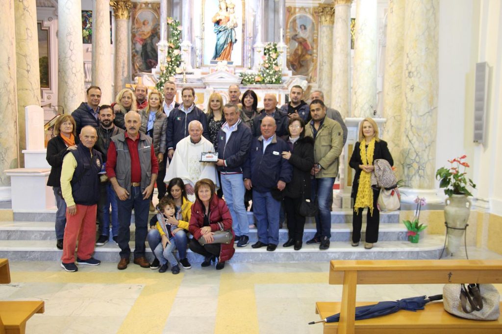 un gruppo di appassionati delle 500 in raduno al santuario di conflenti