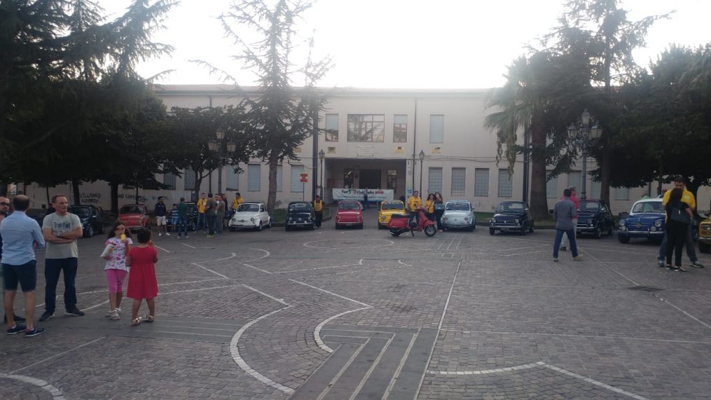 Le 500 esposte In Piazza 5 Dicembre