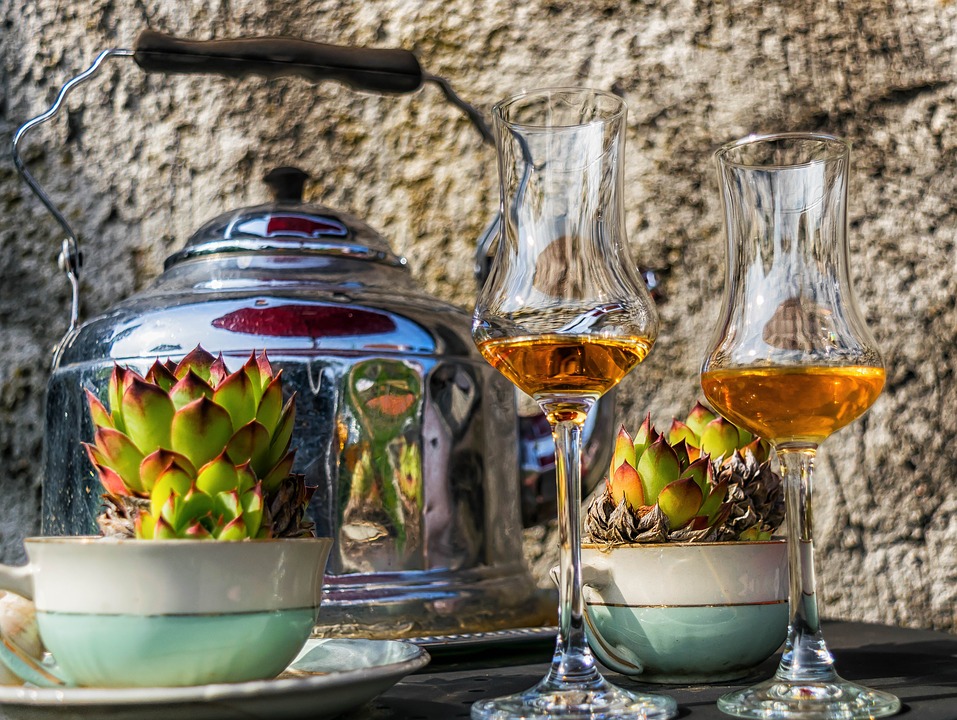 Ferdy Dolcevita e bicchieri di grappa