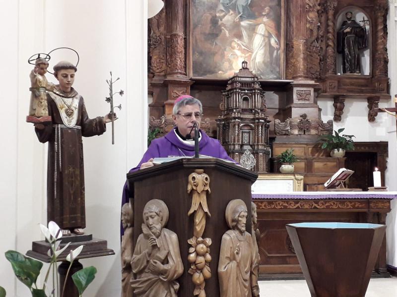 Vescovo mentre dice l'omelia