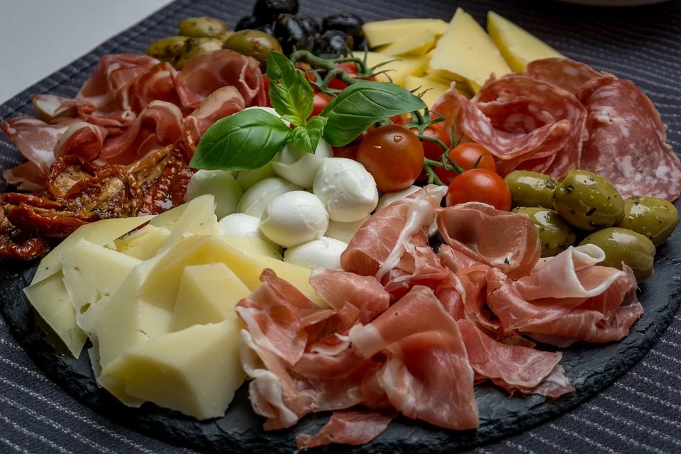 Antipasto Con Olive schiacciate per le tavole