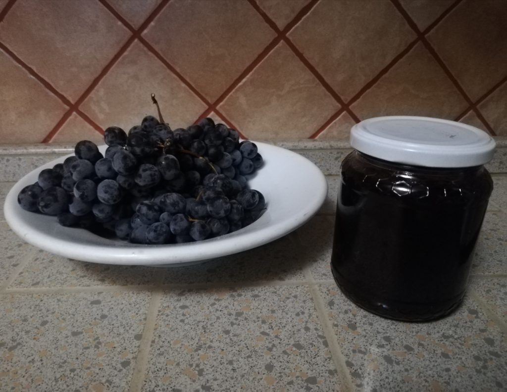 Marmellata d'uva in vasetto