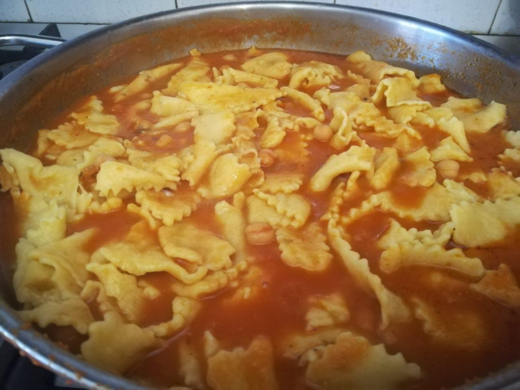 Maltagliati con i ceci Calati Nel Sugo
