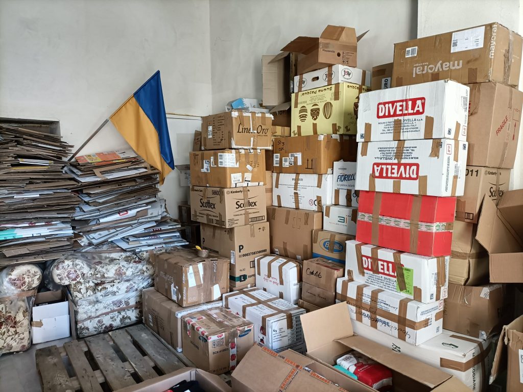 Pacchi centro racolta aiuto popolo ucraino