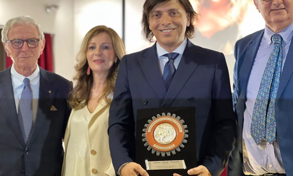 Anton Giulio Grande Riceve Il Premio Del Rotary