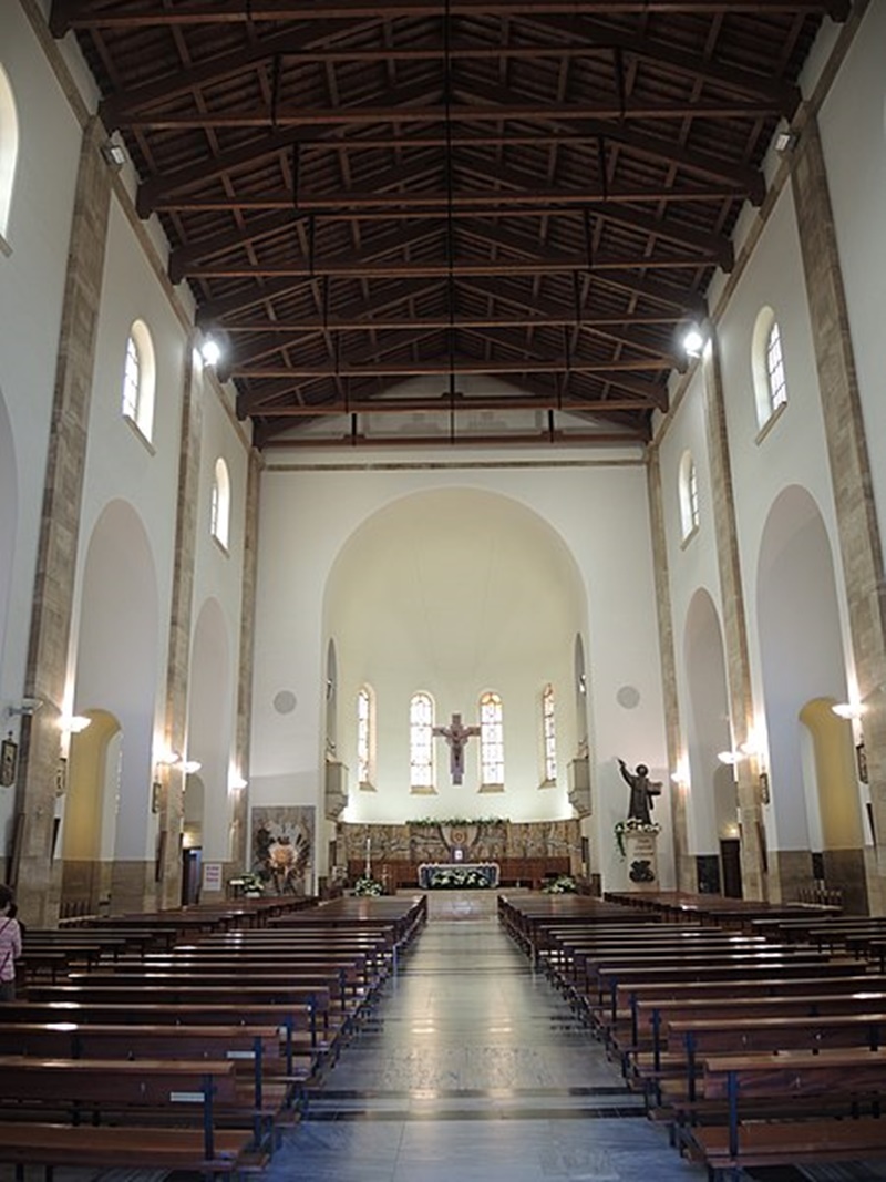 la cattedrale di Latina - Navata Della Chiesa