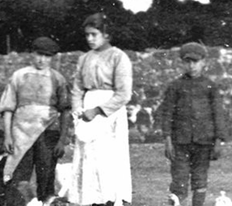 Unica Foto in bianco e nero di Santa Maria Goretti con ai lati due bambini