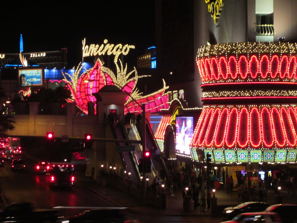 immagine di Las Vegas con neon colorati di rosso