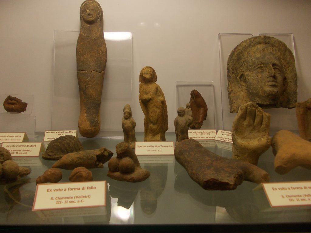 Il museo della ceramica di Sermoneta - diversi reperti in ceramica ex voto 