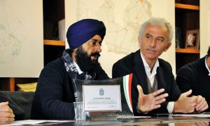 I Sikh pontini - comunità sikh con il sindaco