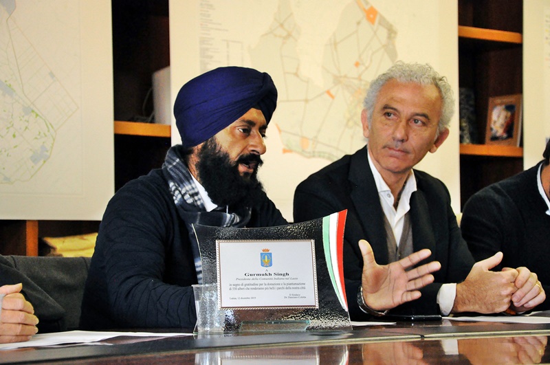 I Sikh pontini - comunità sikh con il sindaco