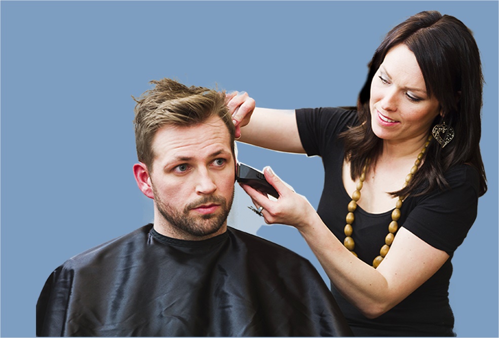 Farsi i capelli in casa - una mamma che taglia i capelli al figlio