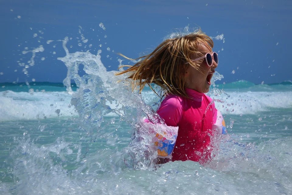 Stagione Balneare 2020 - Bambina Al Mare che gioca