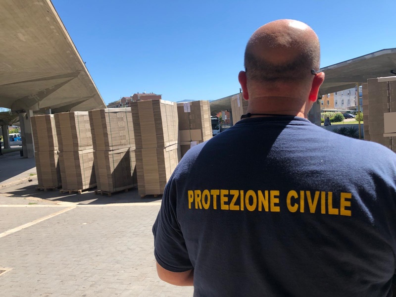 distribuzione alimentare di via Cervone - Protezione Civile che riceve gli aiuti