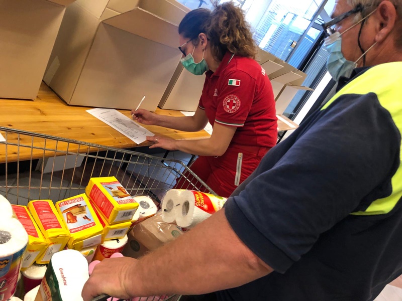 distribuzione alimentare di via Cervone - Protezione Civile con gli alimenti da smistare