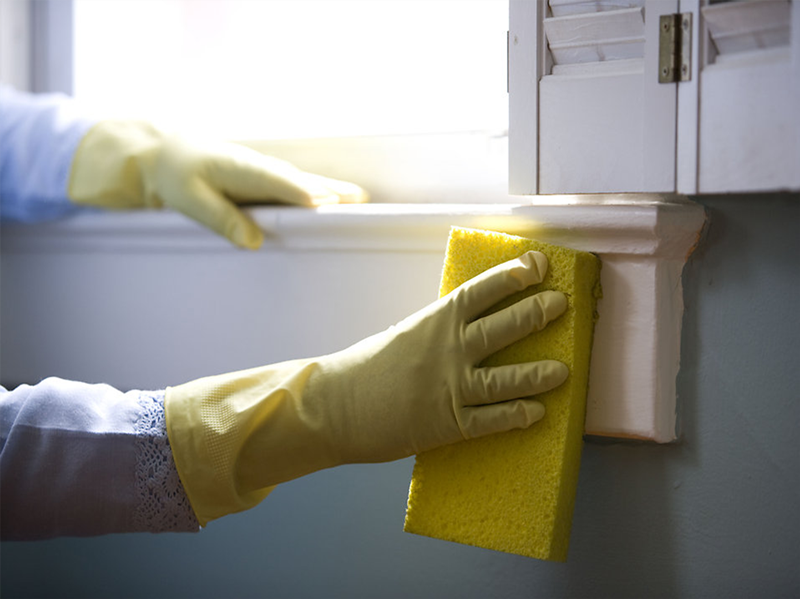Gel igienizzante facile - Pulire casa con guanti gialli e pezzuole
