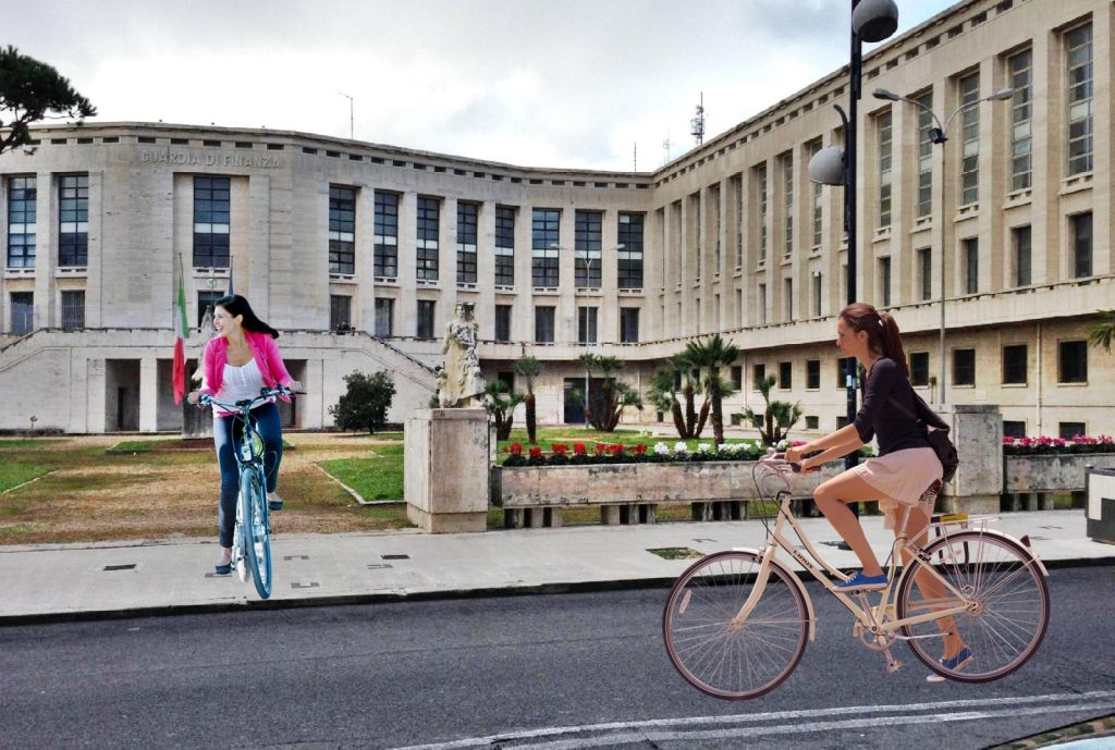 Micro mobilità in sharing - Foto Con Due Donne In Bici a Latina