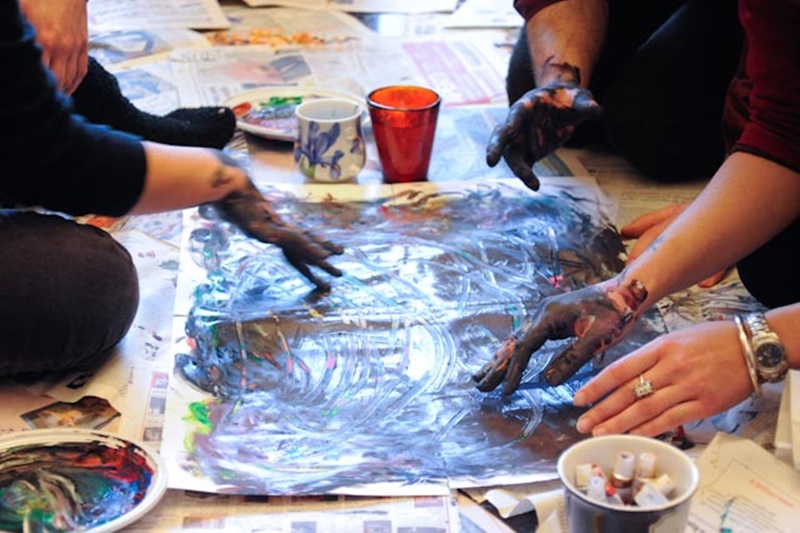 La cultura cura - Dipingere Con Le Mani in gruppo