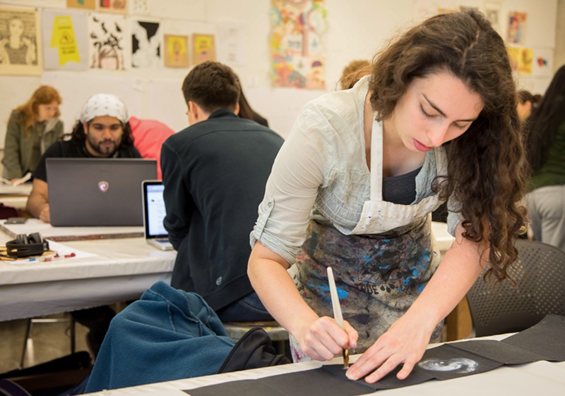 la cultura cura - Studenti in un laboratorio d'arte