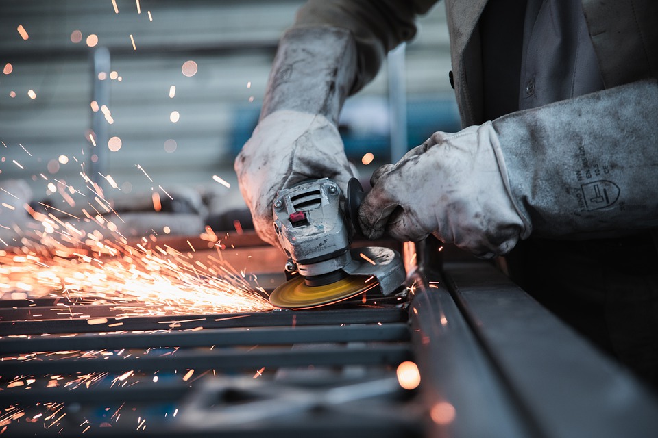 Microcredito e Autoimpiego - Fabbrica e sega circolare