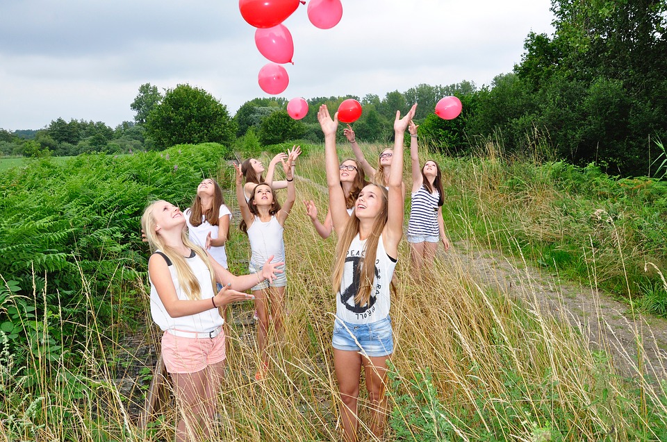 Progetto sogni e bisogni - Ragazze Con Dei Palloncini in campagna